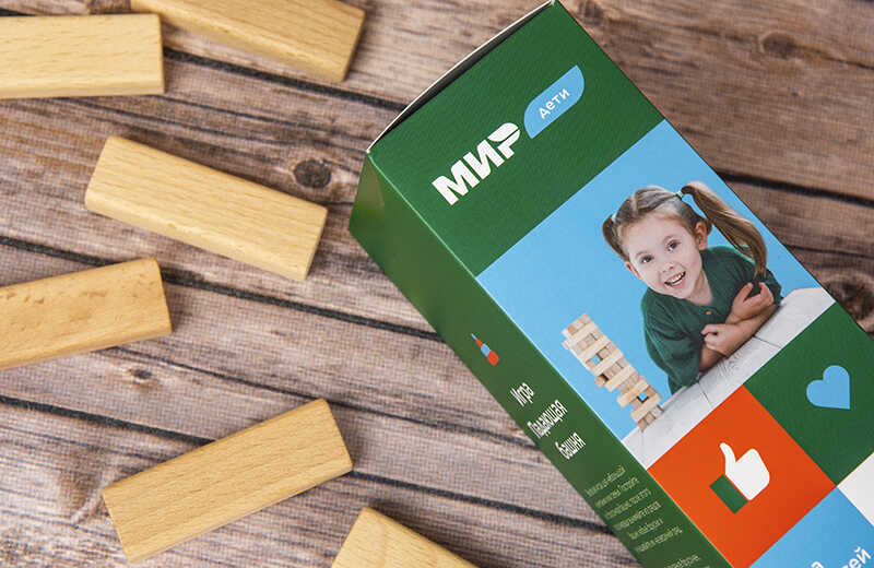 Башня «Дженга» с логотипом платёжной системы «Мир»