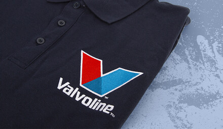 Корпоративная одежда с вышивкой компании Valvoline